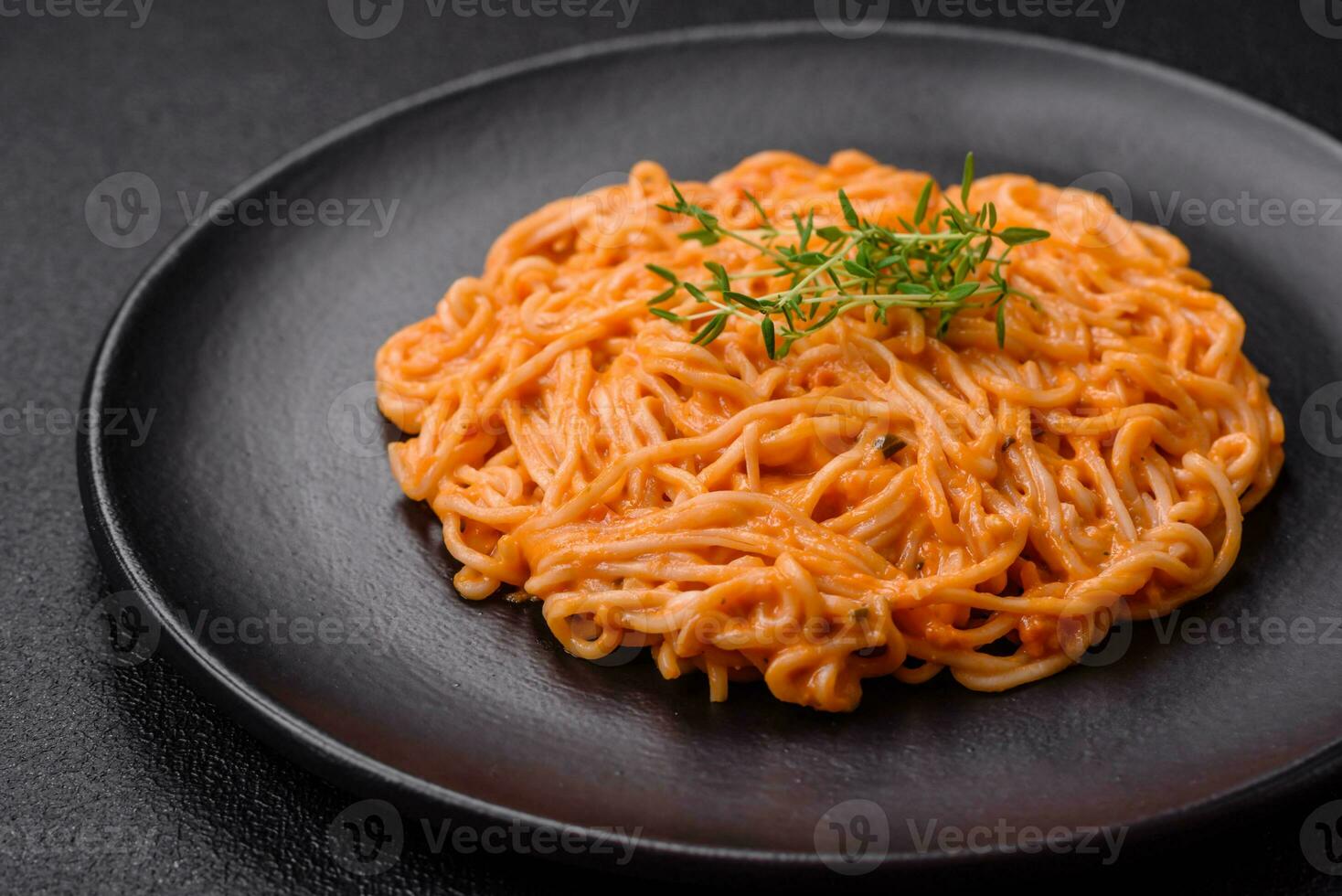 delicioso Fresco pasta consistente de Delgado fideos, rojo pesto rosso salsa con especias y hierbas foto