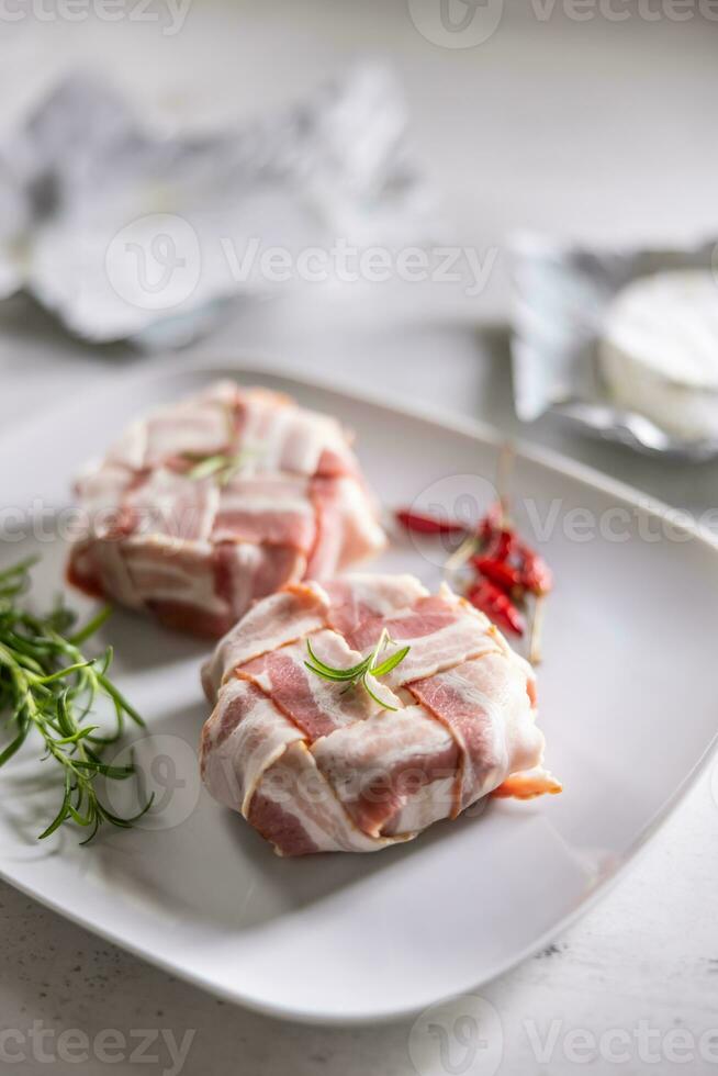 queso envuelve preparación por envase ellos en un tocino rebanadas plancha antes de horneando foto