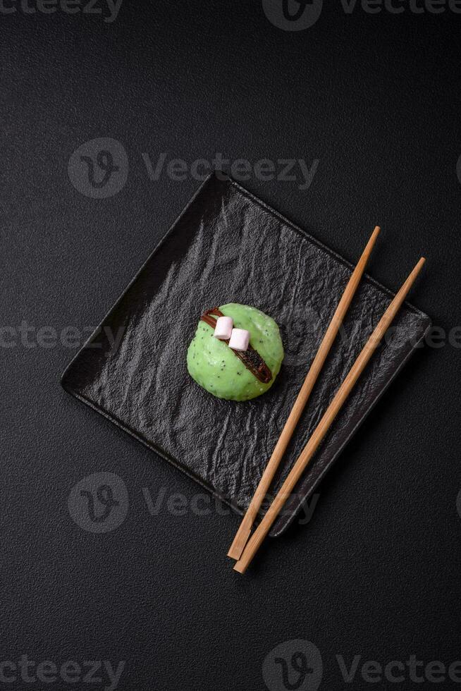 delicioso dulce vistoso mochi postres o hielo crema con arroz masa y coberturas foto