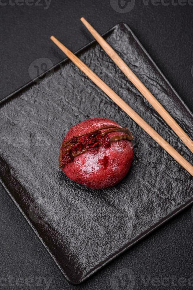 delicioso dulce vistoso mochi postres o hielo crema con arroz masa y coberturas foto