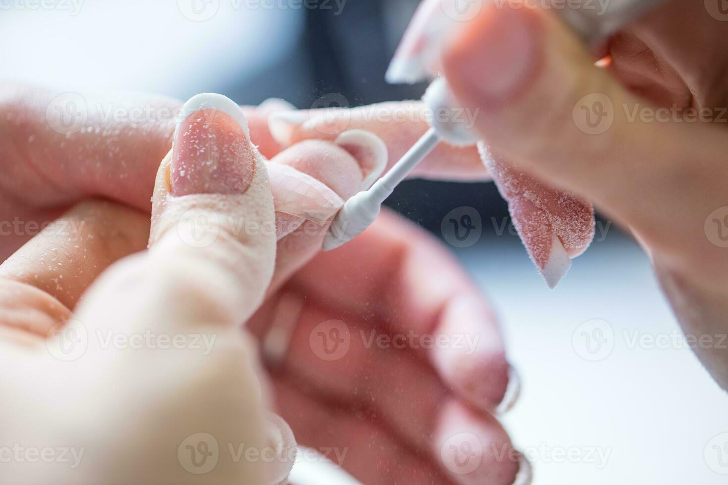 reparando antiguo gel uñas con un uña amoladora en uña estudio - salón. uñas manicura. foto