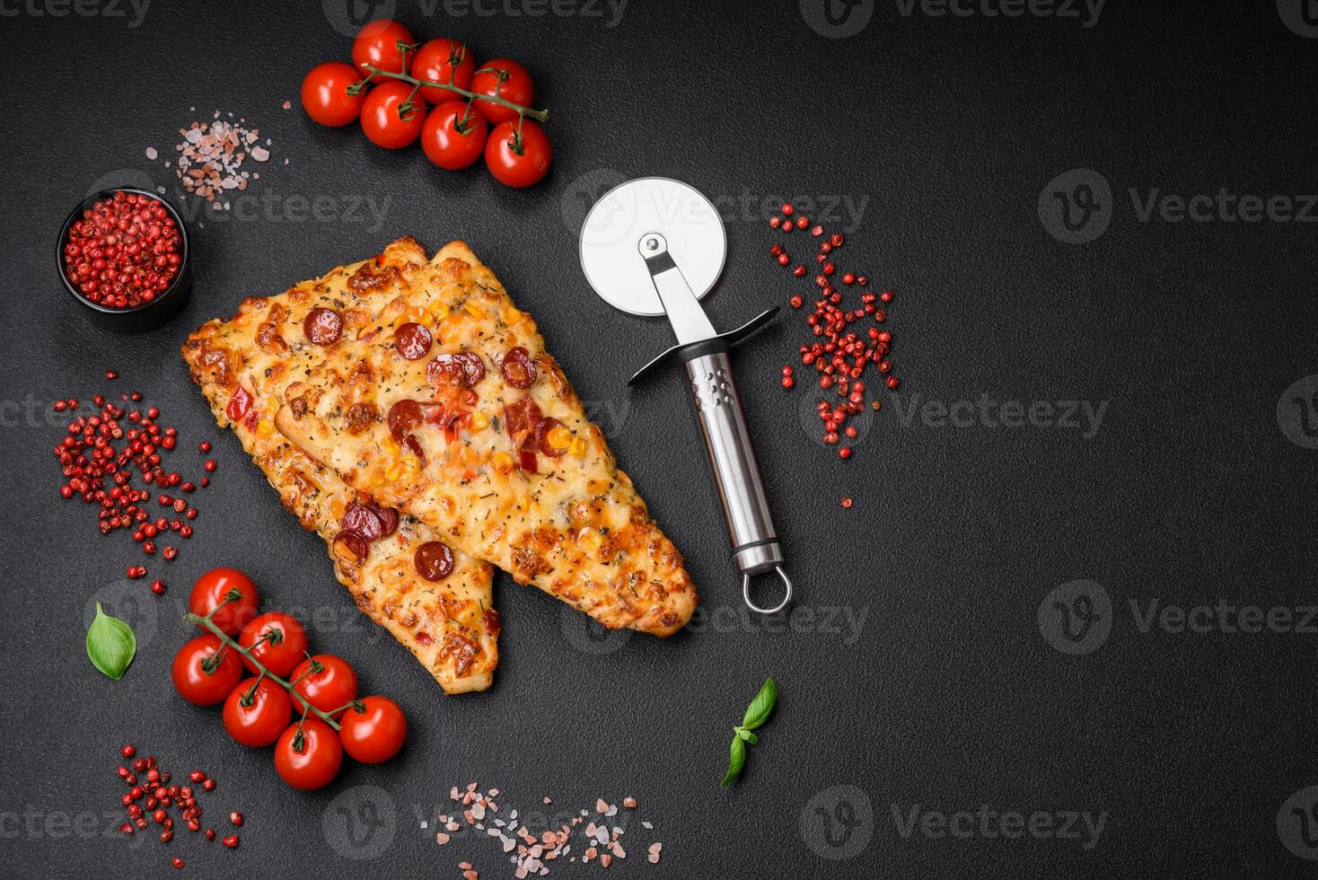 delicioso horno Fresco pan plano Pizza con queso, Tomates, embutido, sal y especias foto