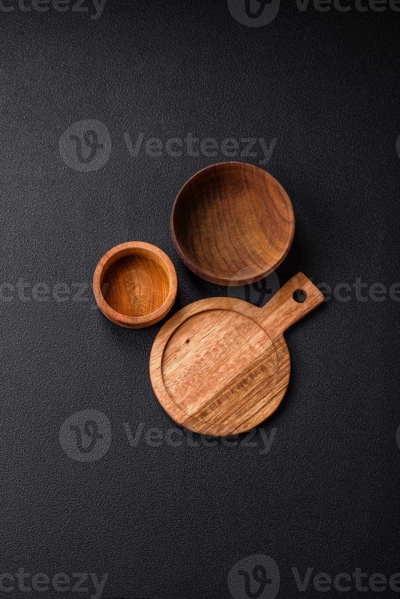 https://static.vecteezy.com/system/resources/previews/027/491/139/large_2x/empty-round-kitchen-wooden-cutting-board-in-brown-color-photo.jpg