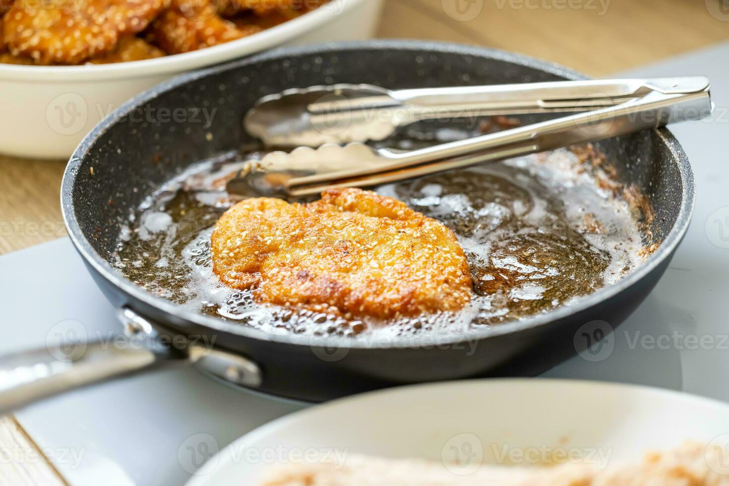 pan lleno de petróleo es usado para fritura empanizado carne mientras haciendo salchicha escalopes foto