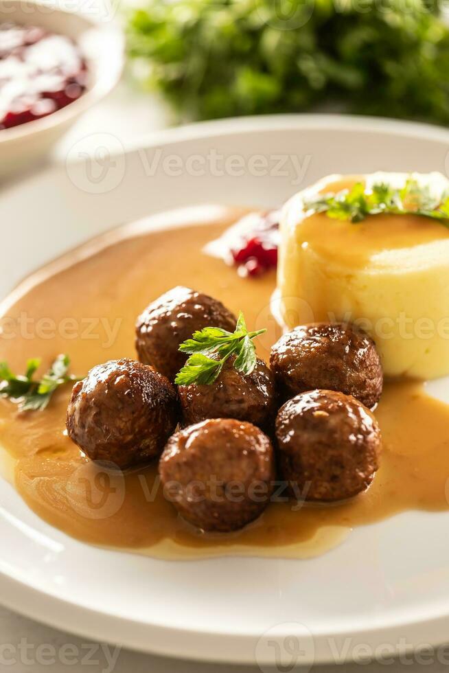 plato servicio sueco albóndigas kottbullar en salsa con machacado patatas y arándano salsa foto