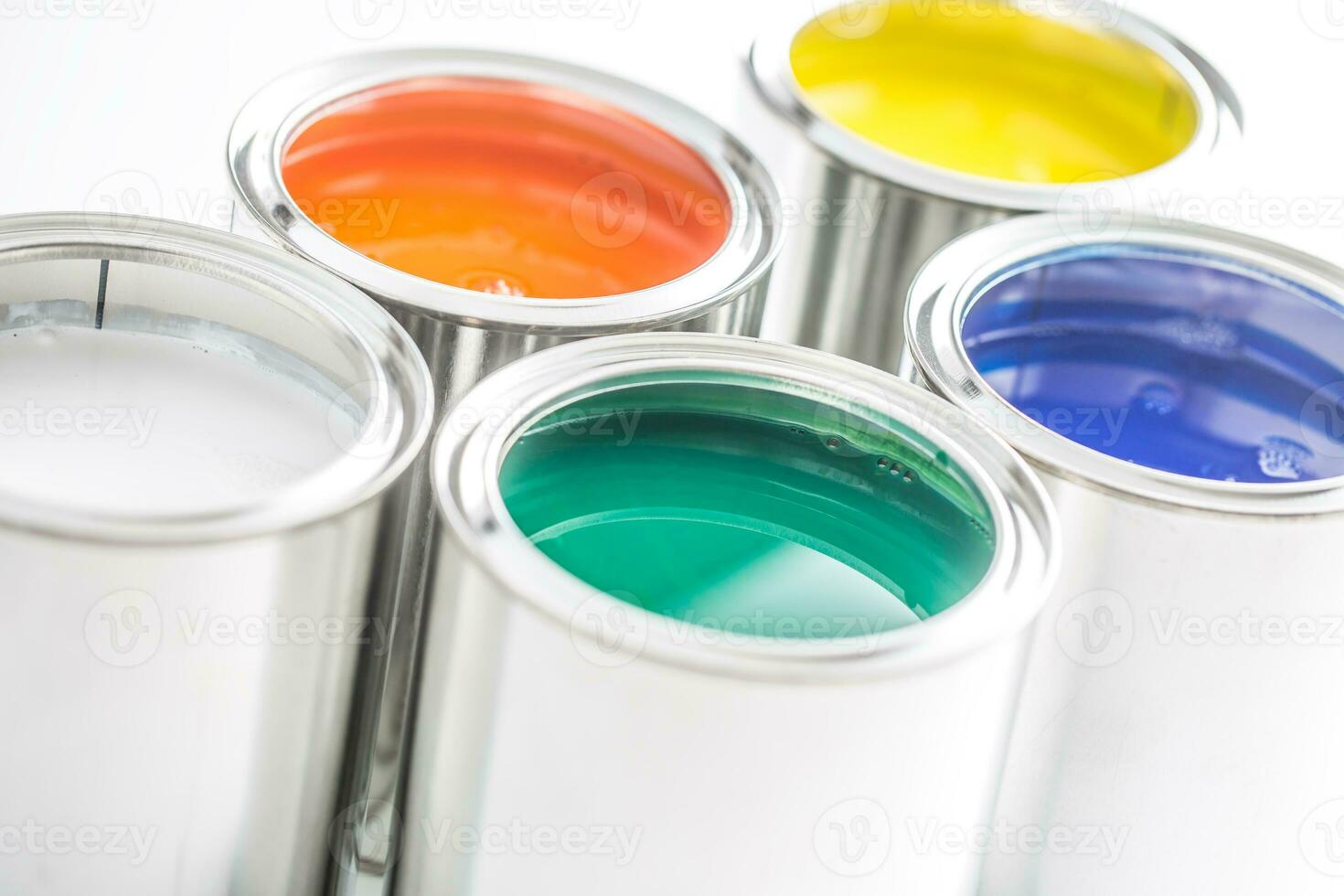 lleno de multicolor pintar latas en blanco mesa foto