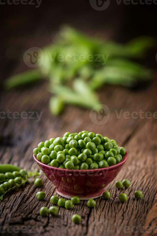 guisantes. Fresco bio hecho en casa chícharos y vainas en antiguo roble tablero. sano Fresco verde vegetal - chícharos y vainas foto