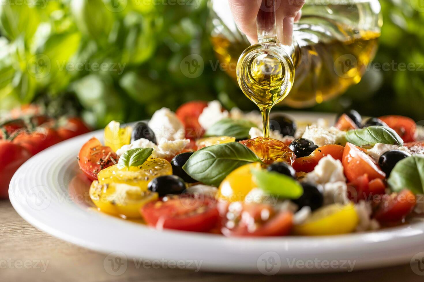 caprese ensalada es aceitado con aceituna petróleo foto