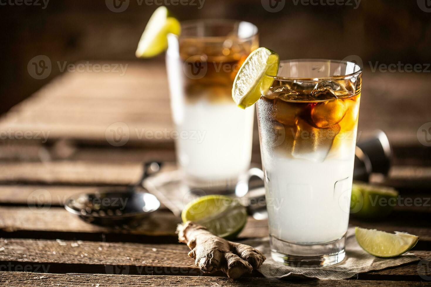 oscuro norte Tormentoso whisky soda cóctel servido como un largo bebida con Ron, Fresco Lima jugo, y jengibre cerveza foto