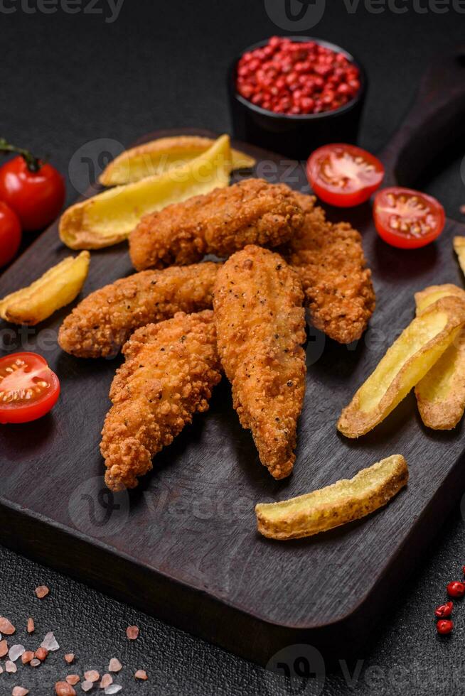 delicioso crujiente pollo pepitas empanizado con sal y especias foto