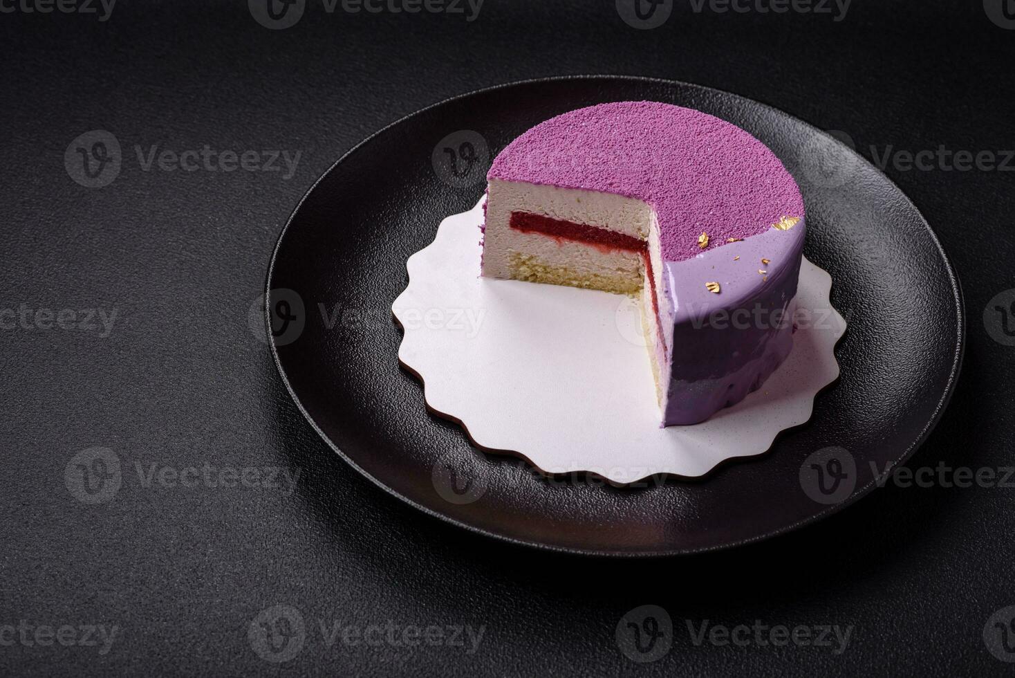 delicioso Fresco dulce mousse pastel con baya relleno foto