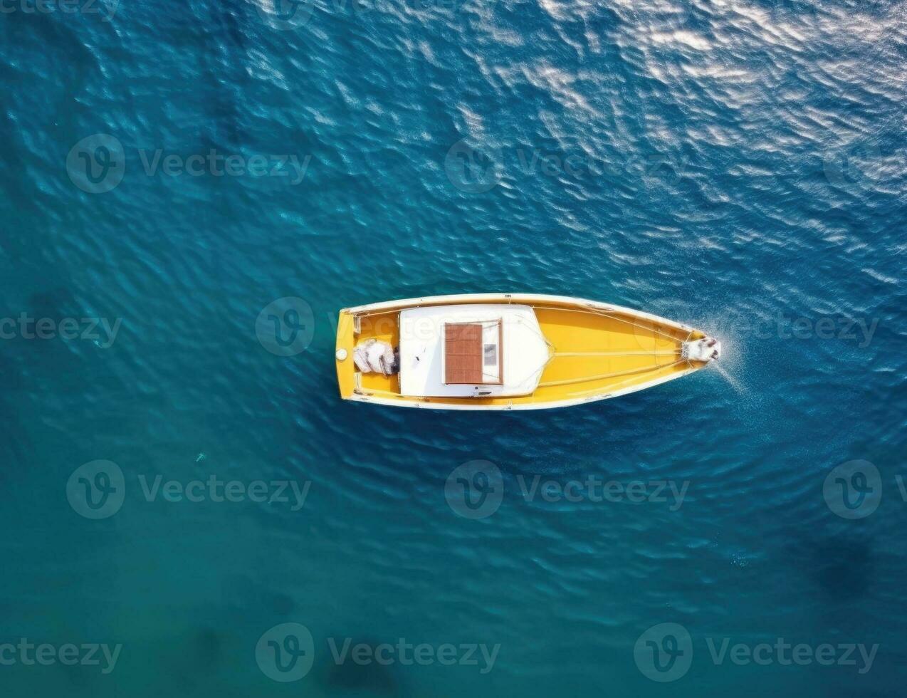 aéreo ver aéreo ver de pequeño barco deslizamiento en mar foto