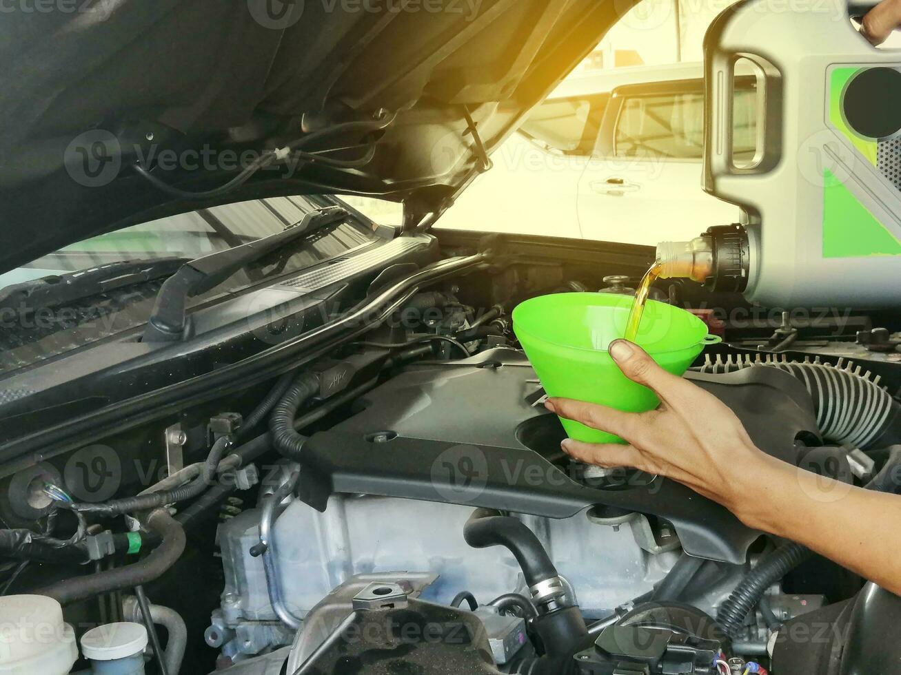 técnico reparando el motor, comprobación el motor petróleo cambio foto