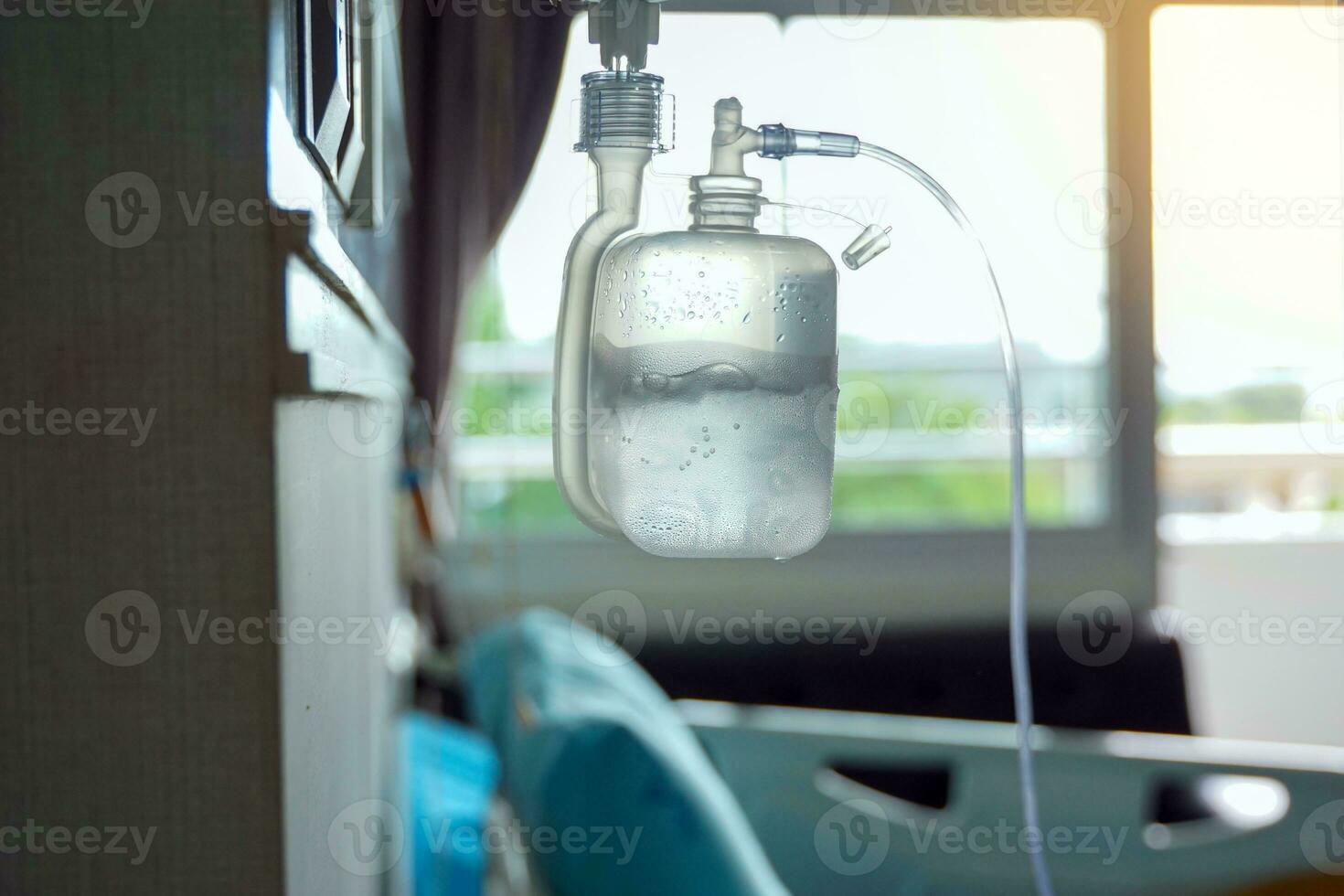 water bottle for humidification Equipment in the oxygen gauge set It is suitable to administer nasal cannula oxygen to patients whose hypoxia is usually mild and mild. photo