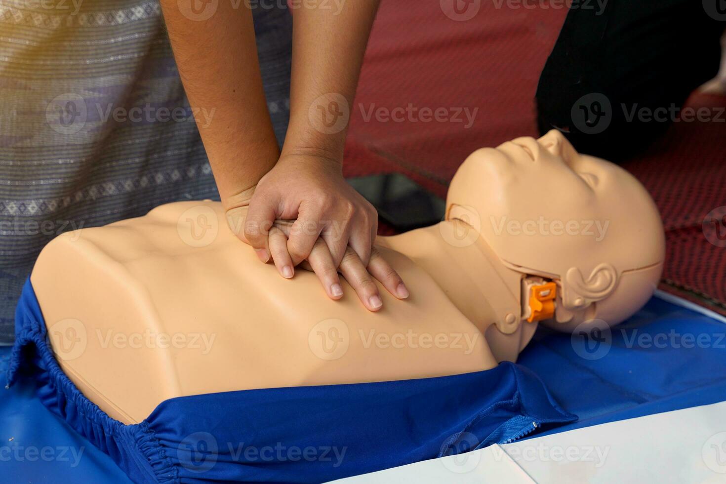 asiático joven rojo cruzar estudiantes práctica cpr con un maniquí durante un formación curso en Ayudar pacientes quien son muriendo a respirar espalda a respiración. o respiración lata circular normalmente. foto