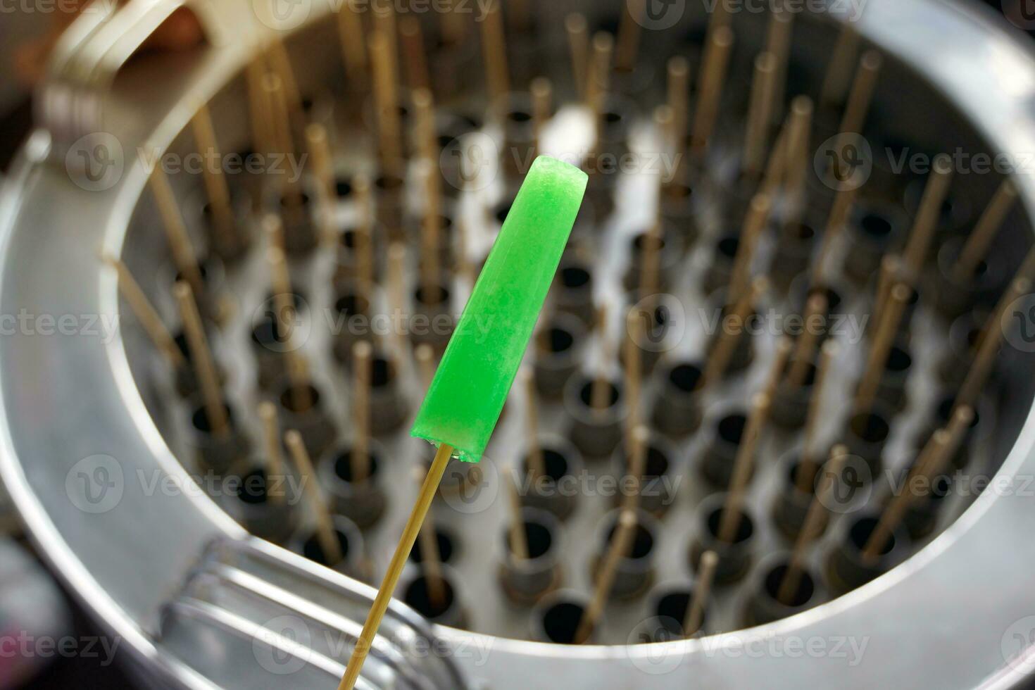 Old tube popsicle is a variety of flavored soft drinks or soft drinks. Insert a cylindrical metal mold and shake in an ice bucket with salt When it starts to harden, it is then skewered and eaten. photo