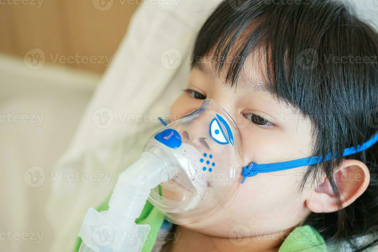 enfermo pequeño asiático niña inhalación con nebulizador para respiratorio tratamiento foto