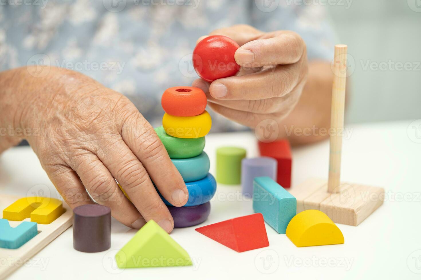 Alzheimer enfermedad anuncio, asiático mayor mujer paciente sufrimiento desde demencia aprender práctico motor habilidades rehabilitación. foto