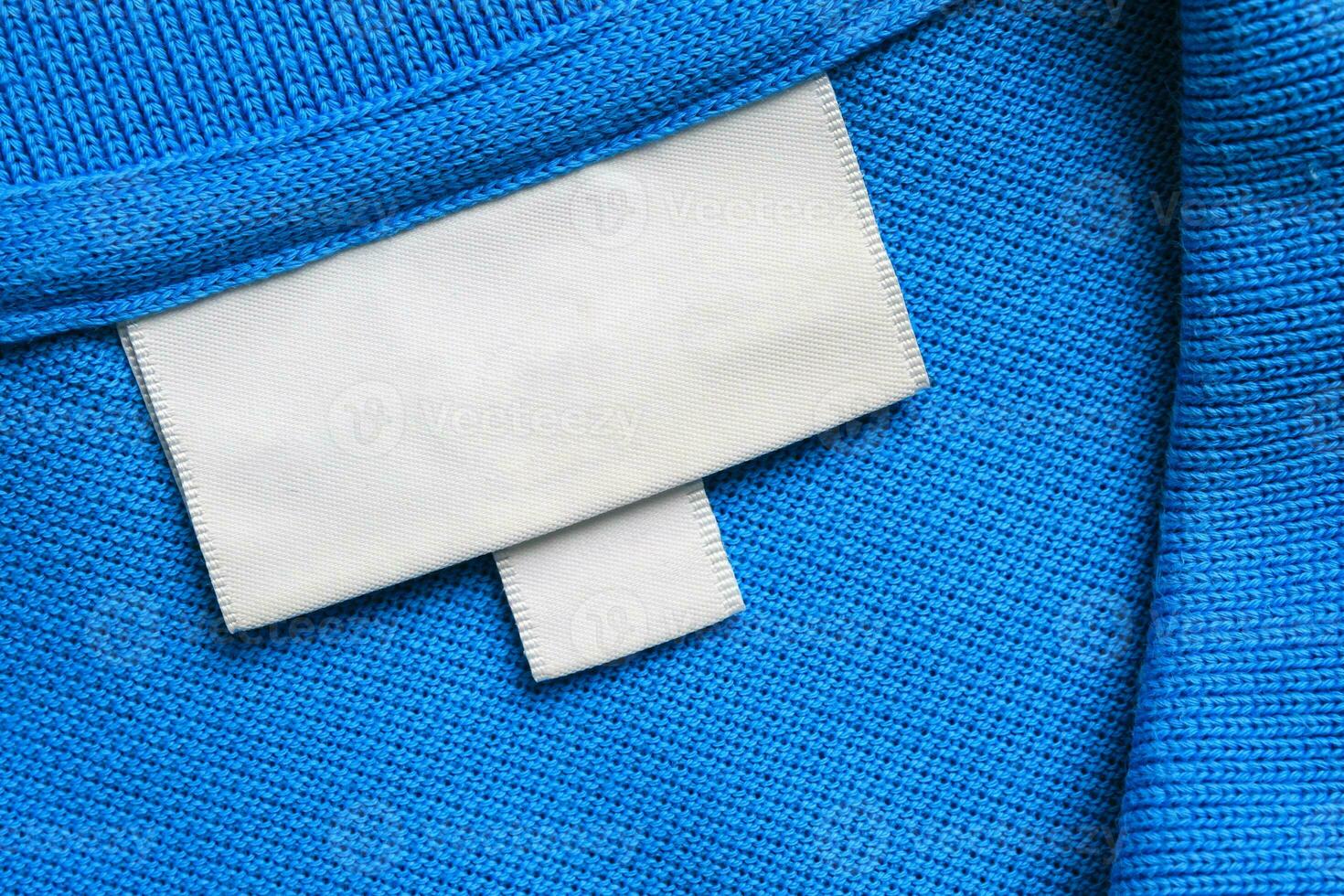 blanco blanco lavandería cuidado ropa etiqueta en azul camisa tela textura antecedentes foto
