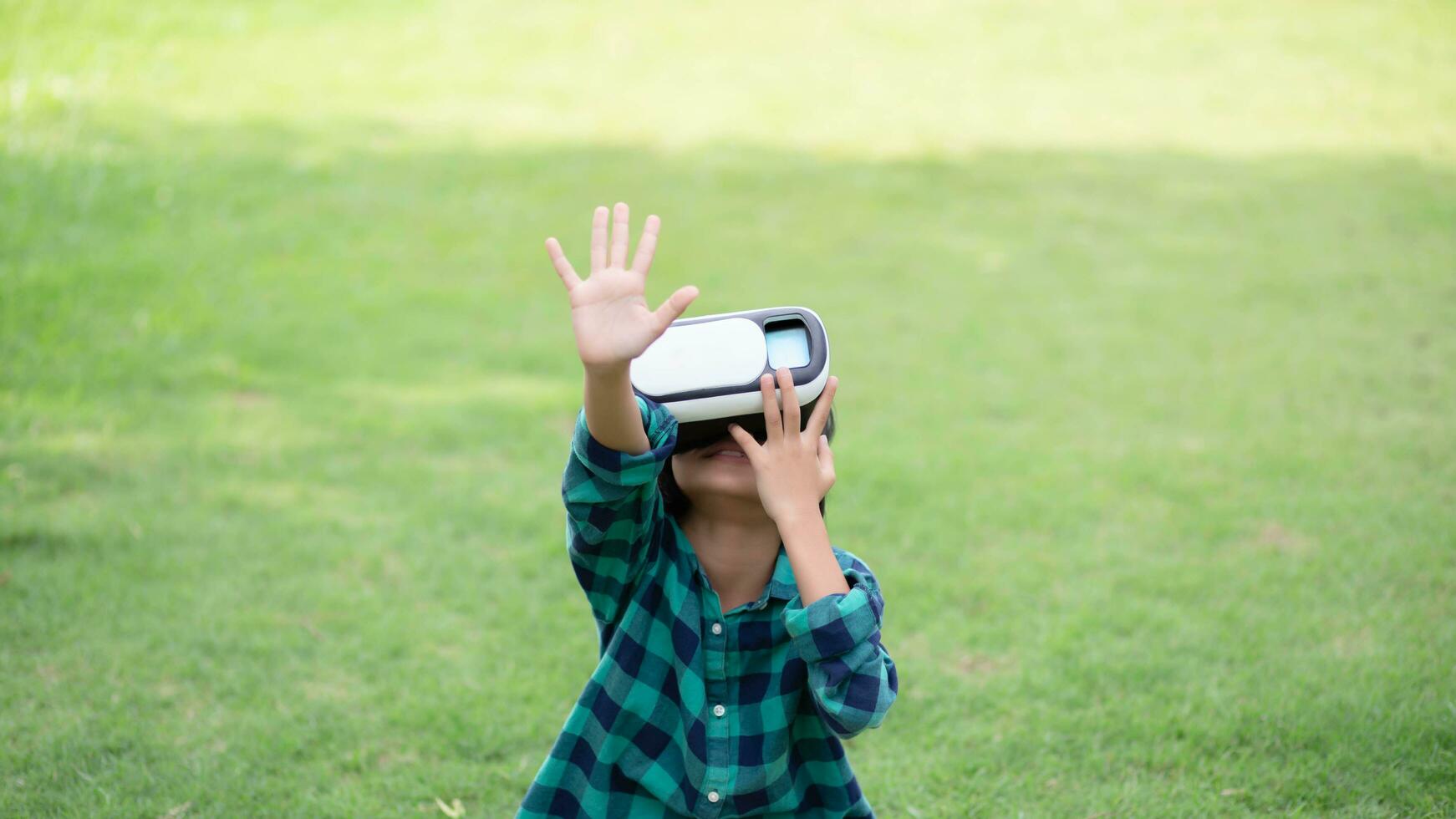 joven niña niño niño jugar virtual realidad juego sostener vr lentes y sorprendido. ciber espacio y virtual juego de azar .sstkhome foto