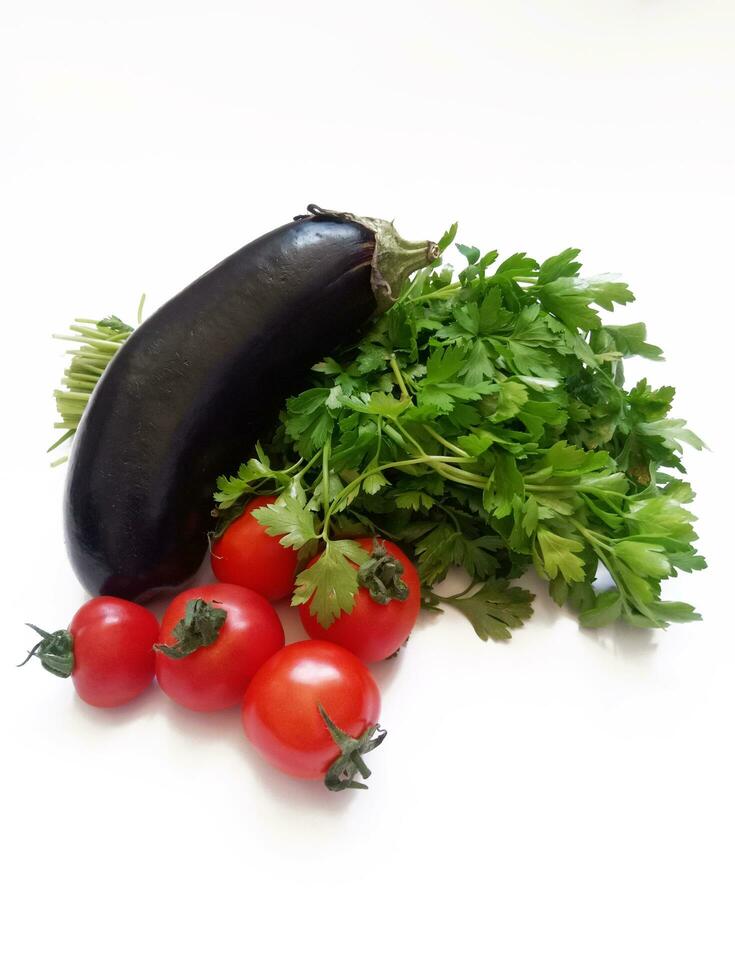 berenjena, Cereza Tomates y perejil en un blanco antecedentes foto