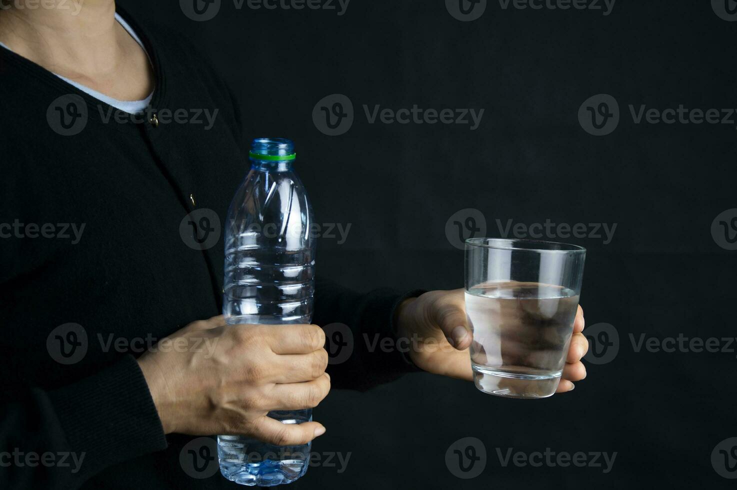 mujer participación un vaso de agua el concepto de Bebiendo suficiente agua cada día para bueno salud. foto