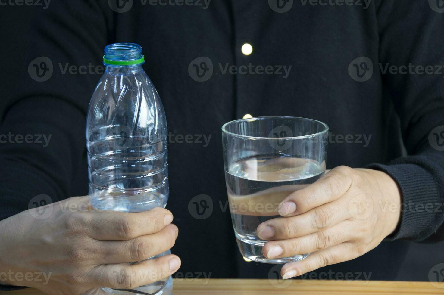 mujer participación un vaso de agua el concepto de Bebiendo suficiente agua cada día para bueno salud. foto