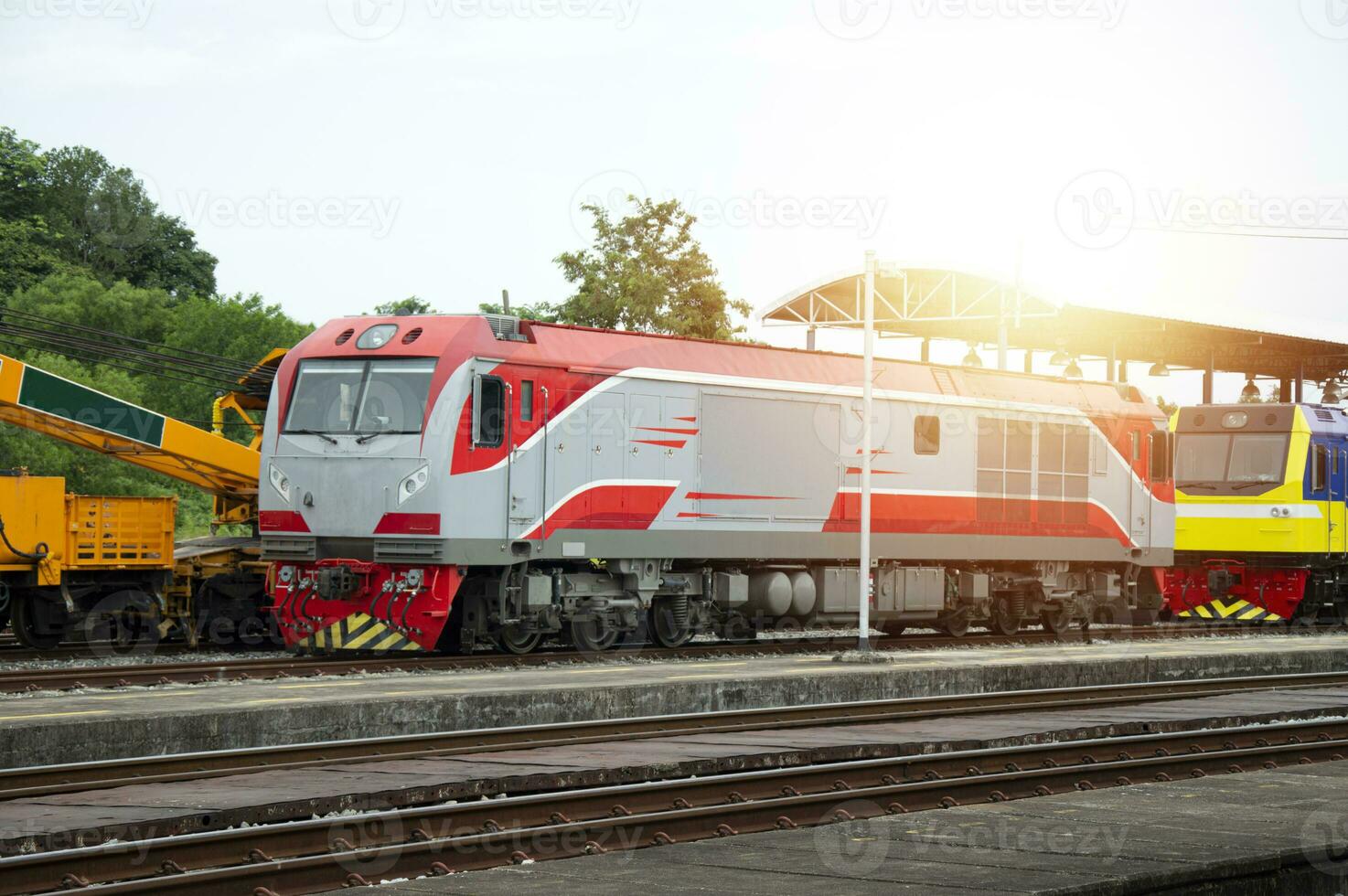 un tren de diesel trenes entrando el plataforma carga y pasajero trenes foto