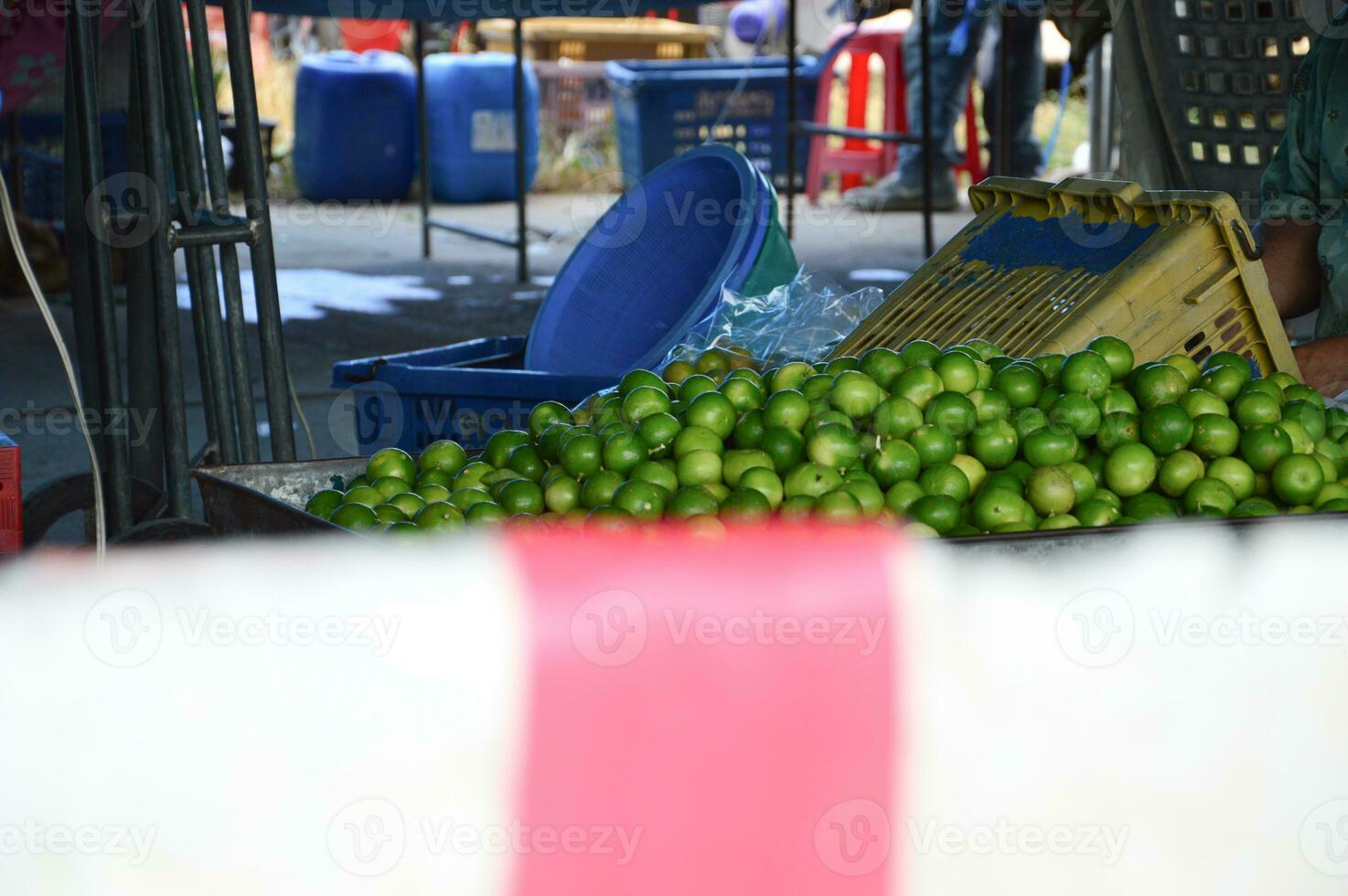 Fresco mercado con Fresco limones para rebaja foto