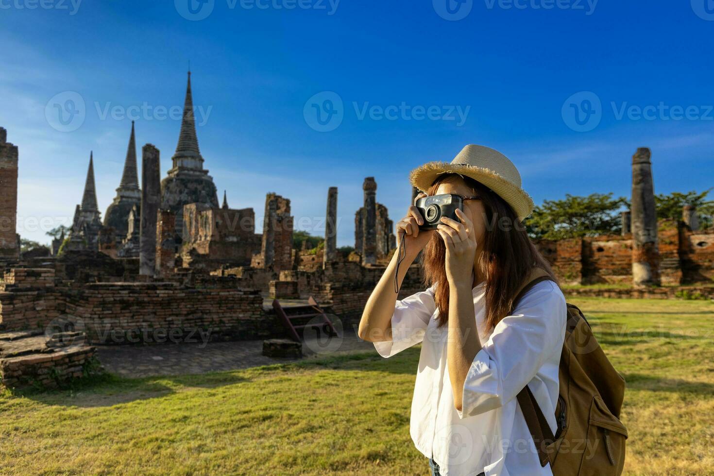 mujer turista ven a visitar wat phra si sanphet templo y tomando foto, ayutthaya Tailandia para viajar, vacaciones, fiesta y turismo foto