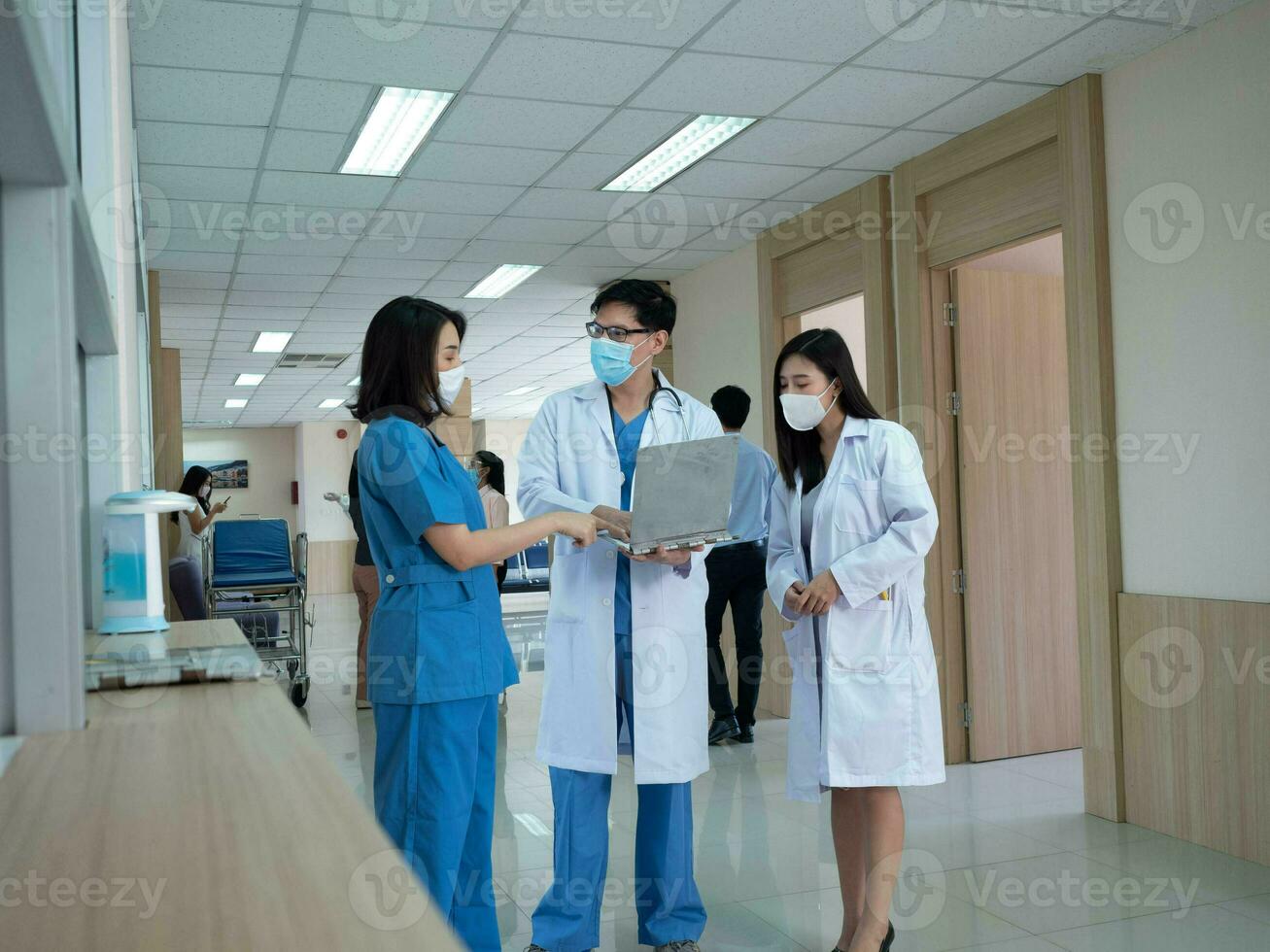 Doctor nurse staff assistance male female man woman person people wear mask talk speak discussion report history patient medical ward hospital clinic work job occupation teamwork healthcare profession photo