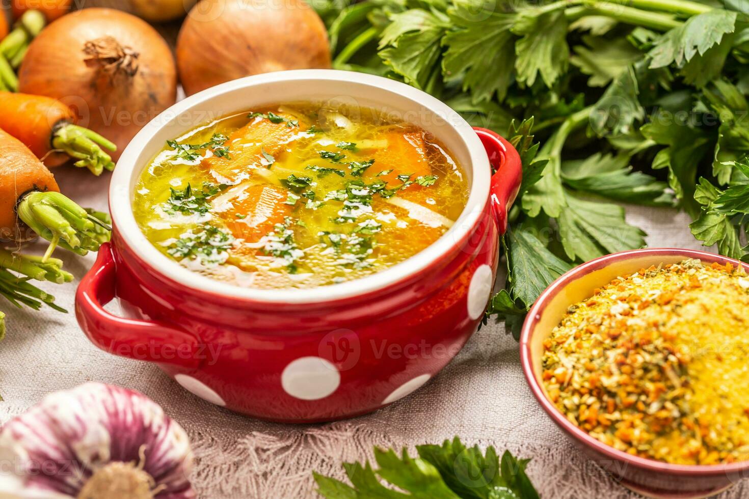 pollo sopa caldo en un Clásico cuenco con hecho en casa tallarines Zanahoria cebolla apio hierbas ajo y Fresco vegetales foto