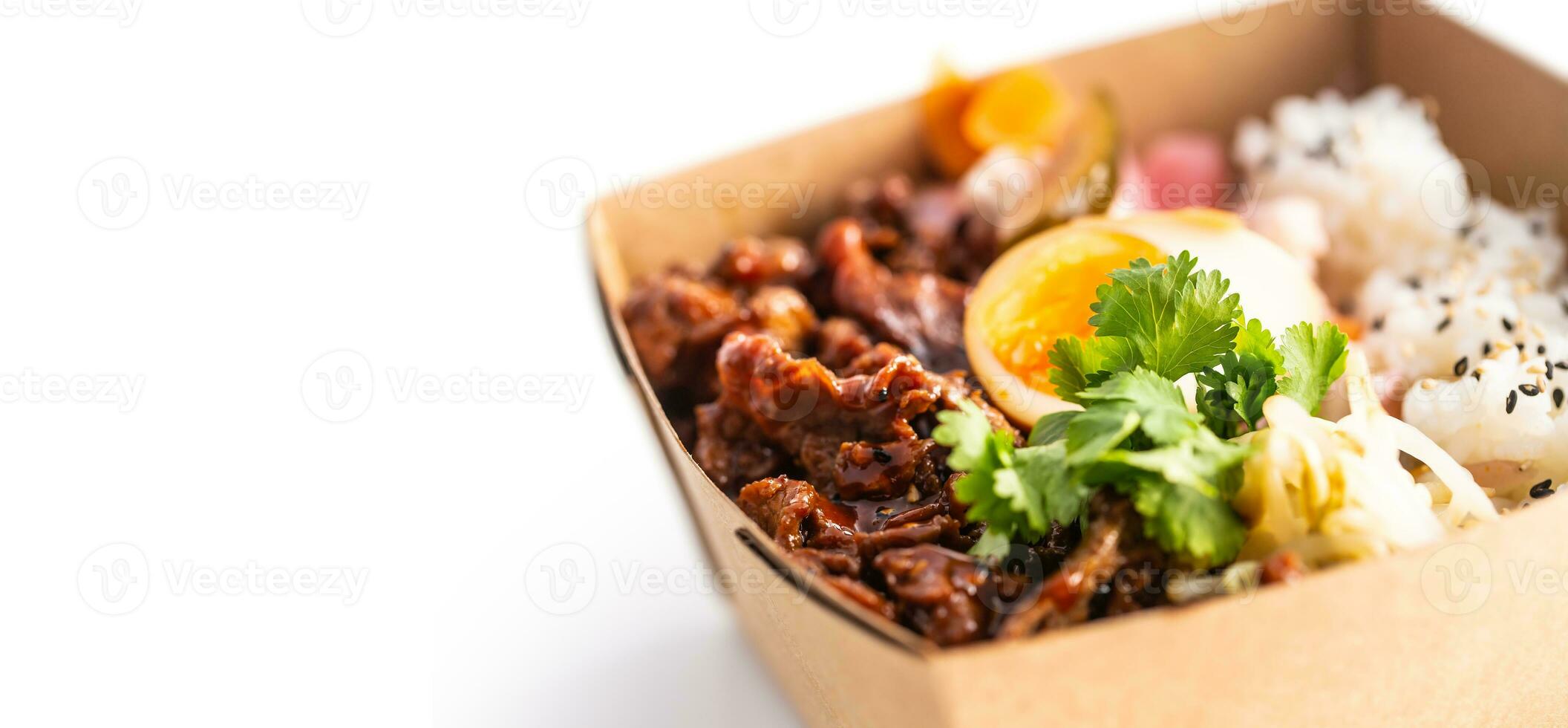 japonés asiático comida en un caja de reciclado papel aislado en blanco antecedentes. foto