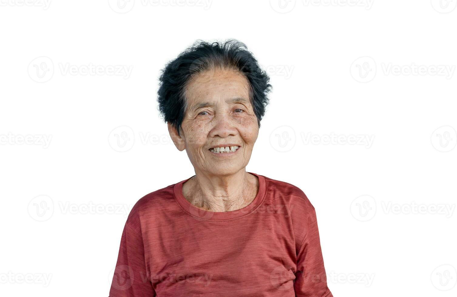 de cerca de antiguo asiático mujer cara con arrugas mayor mayor y sonriente felicidad con un pocos roto dientes mirando a el cámara. salud cuidado concepto. dentista foto