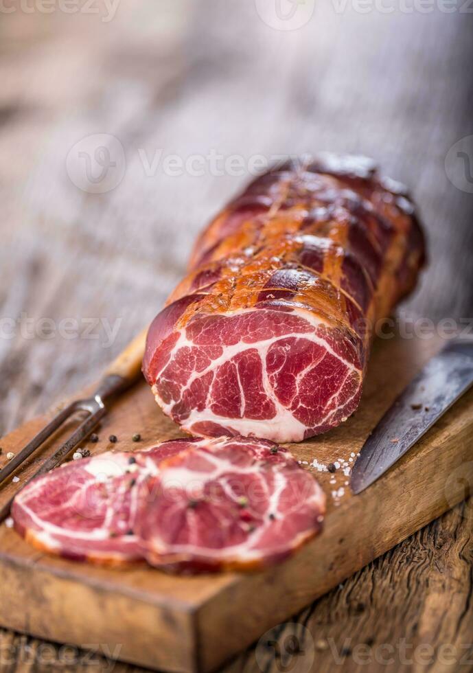 Cerdo carne de cerdo picar ahumado. tradicional ahumado carne en roble de madera mesa en otro posiciones foto