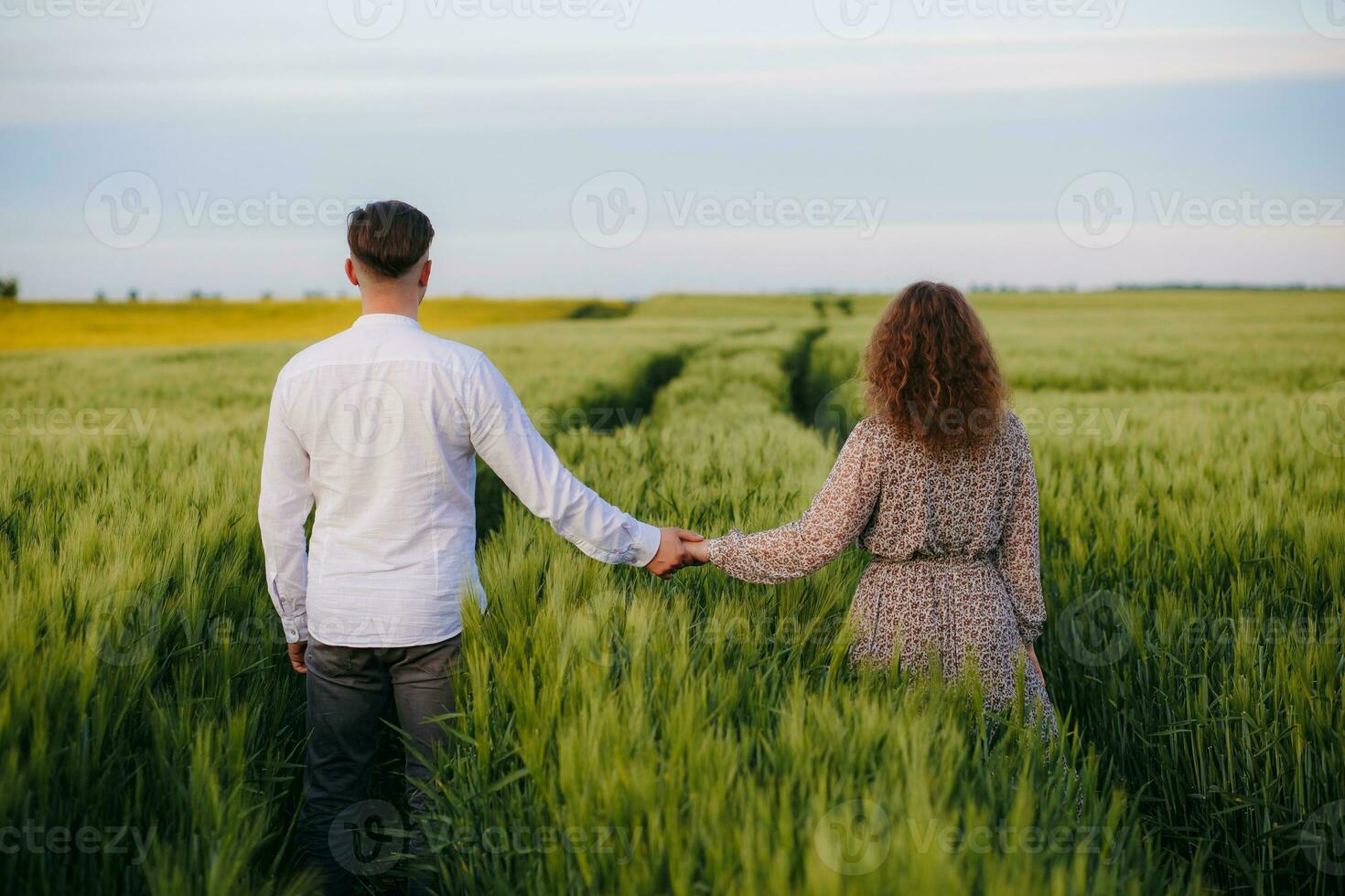 Pareja en amor en verde campo de trigo foto