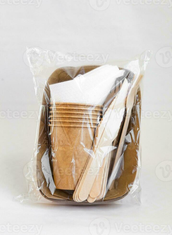 desechable ambientalmente eco simpático comida embalaje. marrón arte papel contenedores, bebida anteojos, tenedores y cuchillos Bosquejo, modelo foto