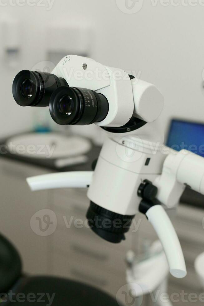dental microscopio en un dental oficina fotografiado en un blanco antecedentes foto