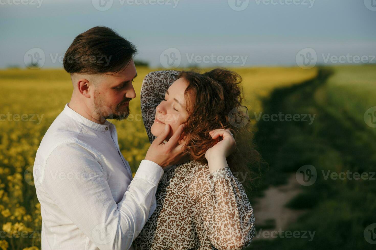 Pareja en amor en verde campo de trigo foto