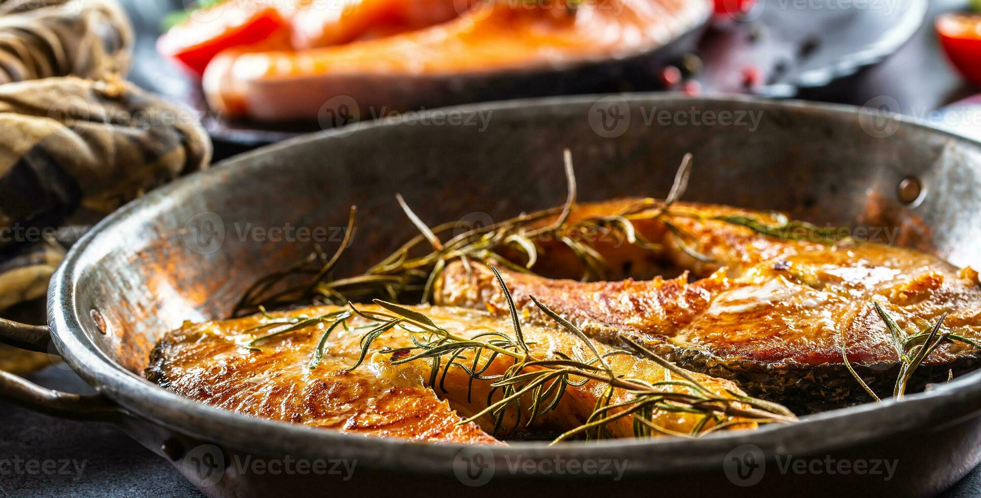 salmón asado filetes Romero sal pimienta aceituna petróleo - de cerca foto