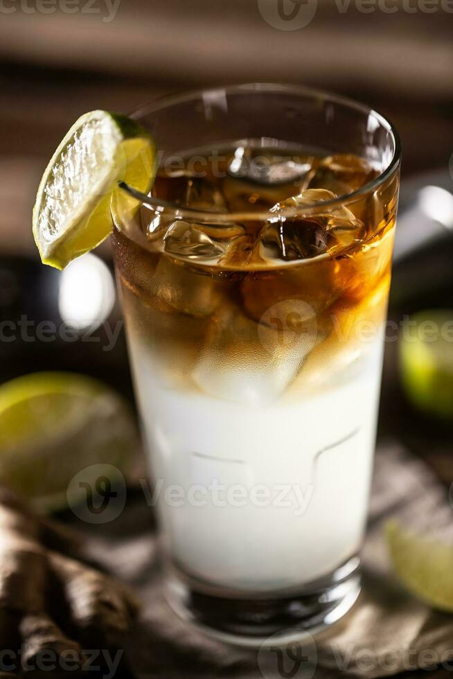 oscuro norte Tormentoso whisky soda cóctel servido como un largo bebida con Ron, Fresco Lima jugo, y jengibre cerveza foto