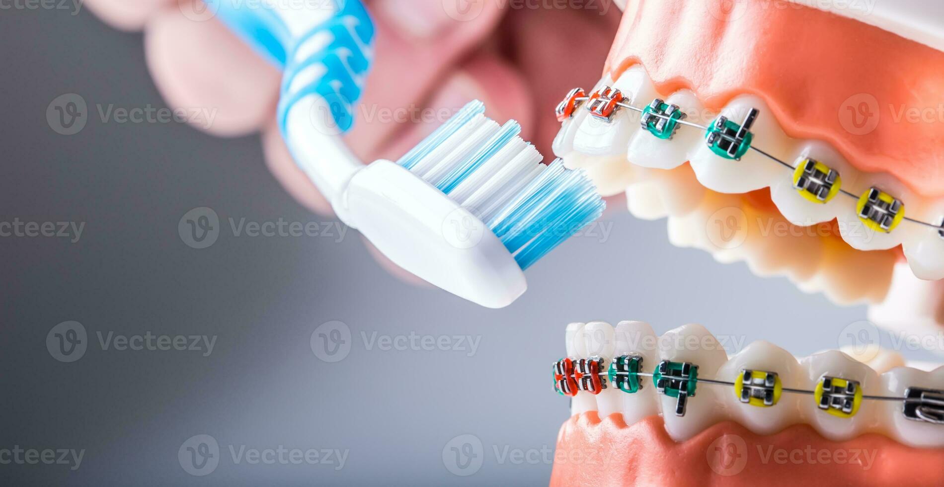 de cerca dientes tirantes y diente cepillo como un ejemplo de cepillarse los dientes foto