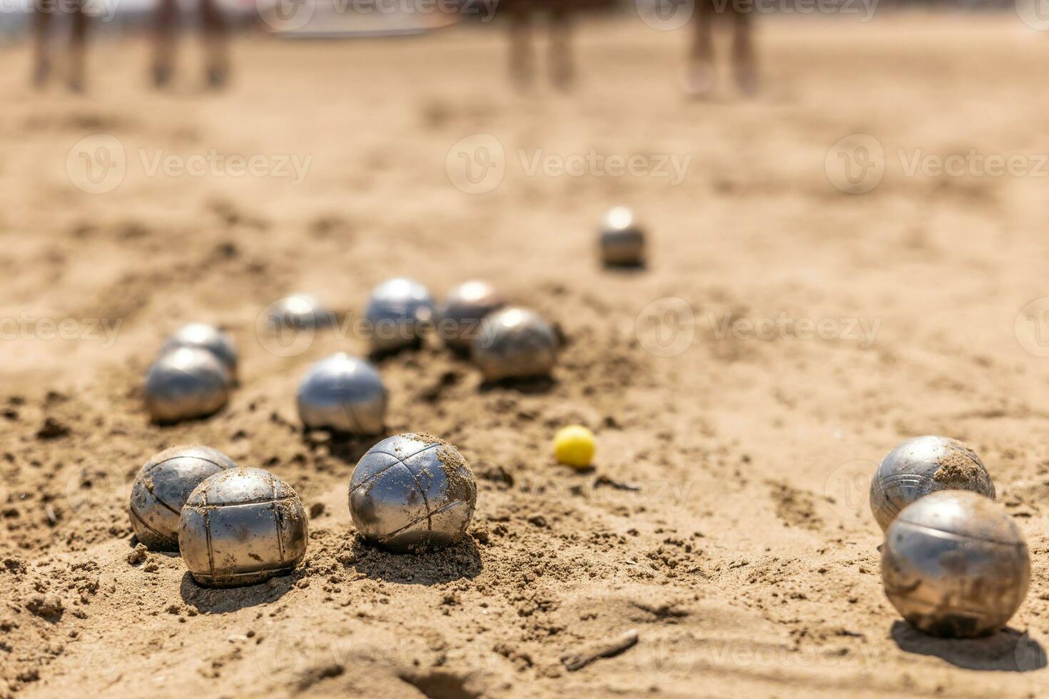 petanca pelotas en el arena por el mar durante un juego en el playa foto