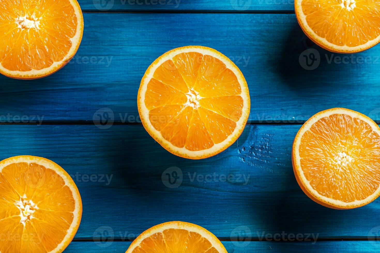naranja. parte superior de ver cortar Fresco naranjas en un azul mesa foto