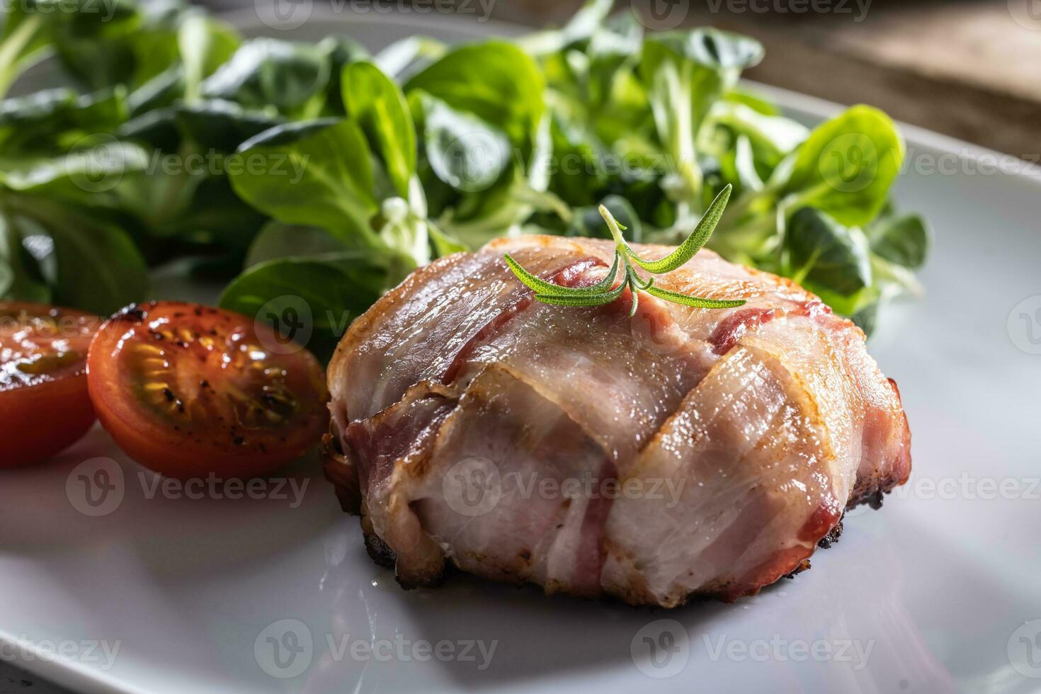 Camambert y tocino envolver frito Hasta que crujiente servido con verde ensalada y Cereza Tomates foto