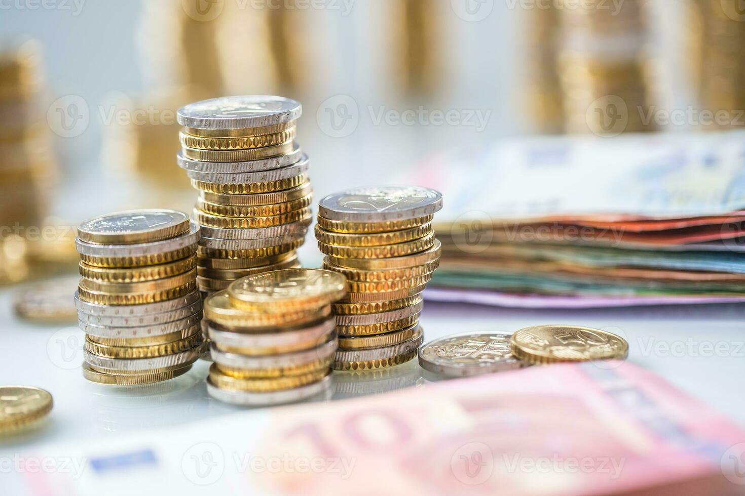 euro billetes y monedas juntos en blanco mesa - de cerca foto