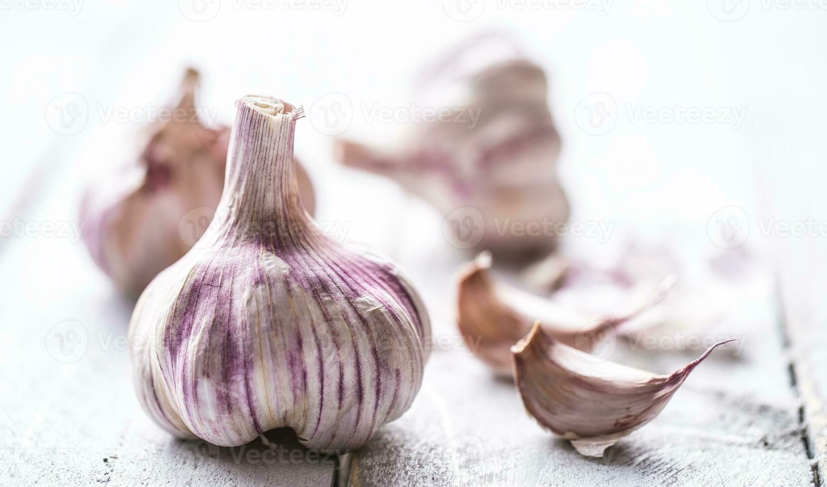 ajo clavos de olor y bombillas en Clásico de madera mesa foto