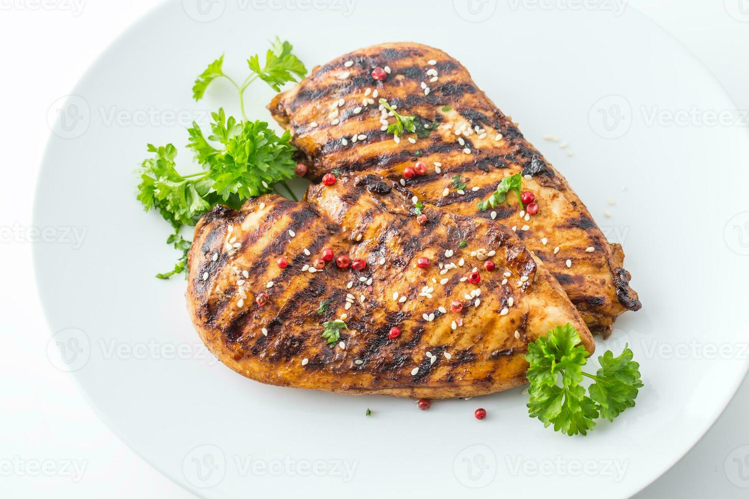 A la parrilla pollo pecho con grano de pimienta perejil y sésamo semillas aislado en blanco foto