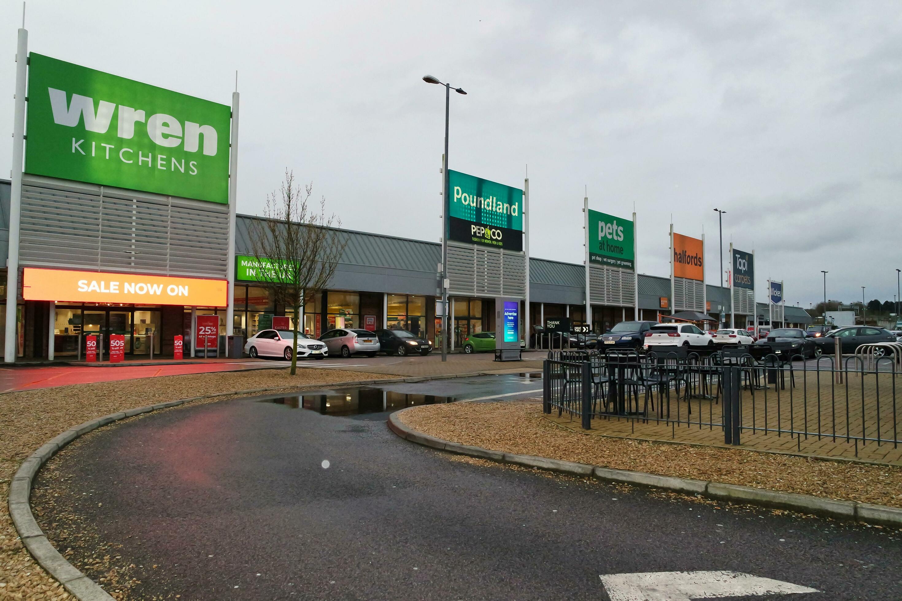 Retail Park Near Luton Airport www.vecteezy.com