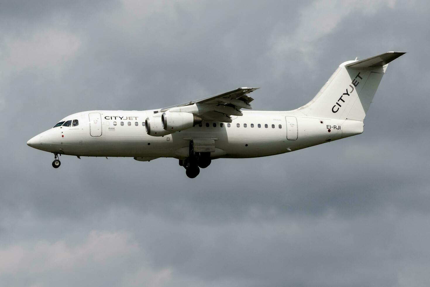 CityJet Avro RJ85 EI-RJI passenger plane landing at Hamburg Airport photo